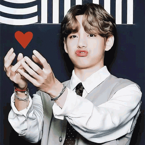 金泰亨超话95#金泰亨心动瞬间#嘟嘴好可爱哦>_ 最36猪猪包01