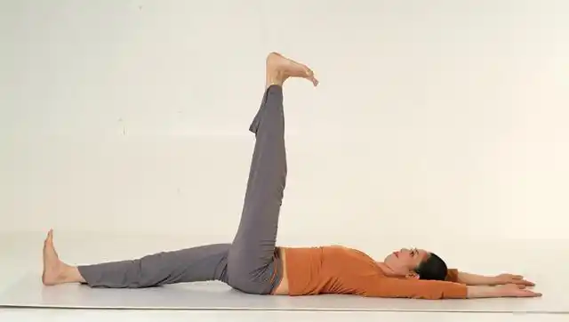 绷直双脚脚尖,吸气,左腿上抬.左腿与地面成90°,脚尖指向天.