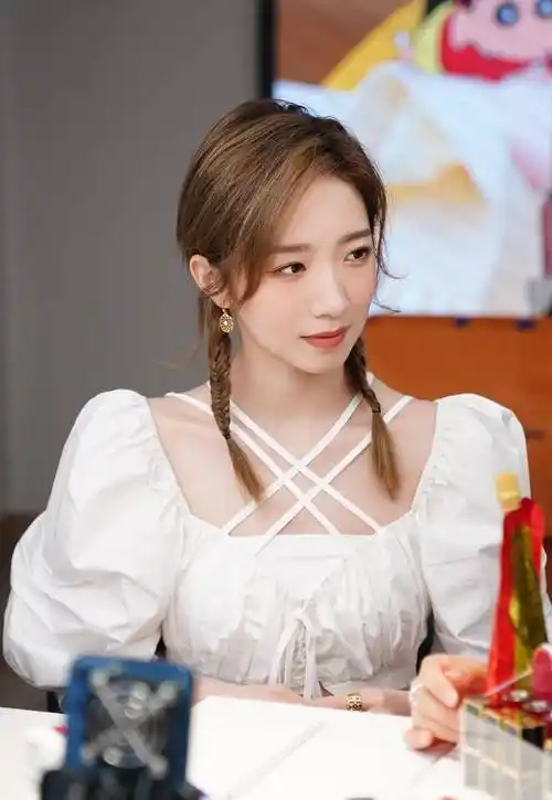 原创孟美岐罕见清纯造型穿白色泡泡袖套装甜美感好勾人