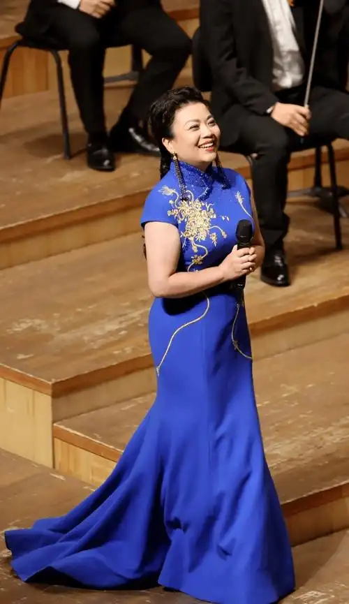 穿旗袍裙腰尺得有2米5,身材圆润却端庄富态_感觉_裙子_颜色