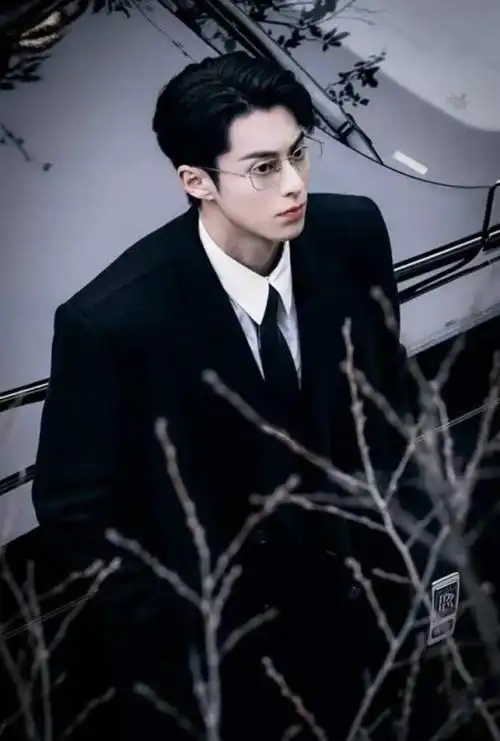 王鹤棣金丝眼镜黑色西装大衣男头 霸道总裁范时宴高清男生头像