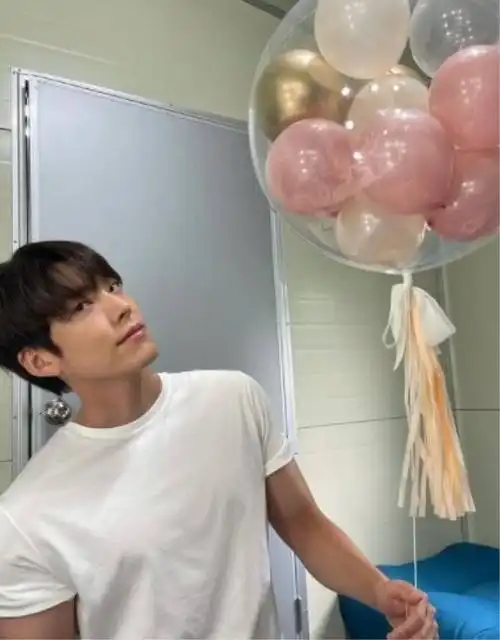手拿粉色气球状态超好!金宇彬sns发布庆祝生日近照