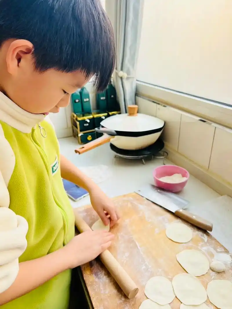 记录儿子第一次包饺子,其实在孩子想尝试的时候,不要去阻止,别 - 抖音