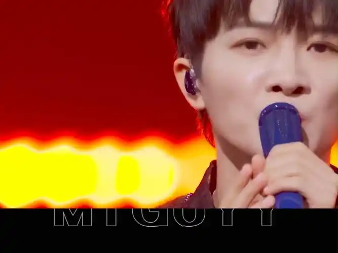 周深北影节献唱《光亮》,张颂文想起已故经纪人潸然落泪.