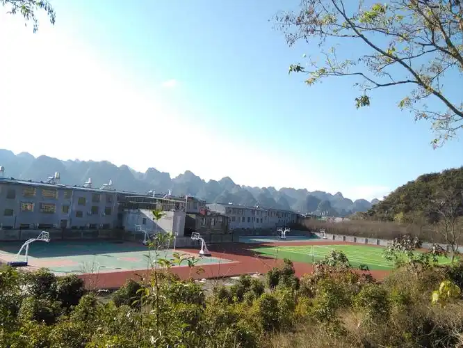 学校足球场 - 兴义市万峰林办乐立民族小学 - 金州教育云