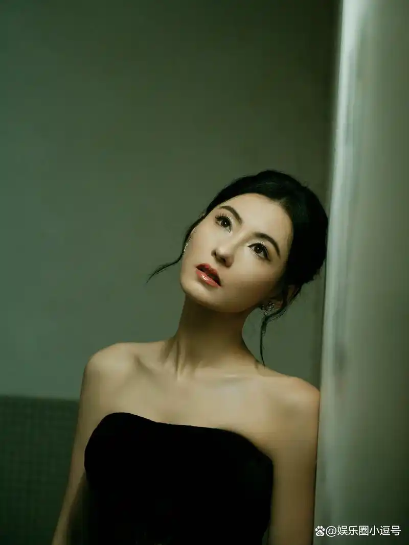 不老女神张柏芝晒美照,穿抹胸黑裙露香肩,美丽动人!