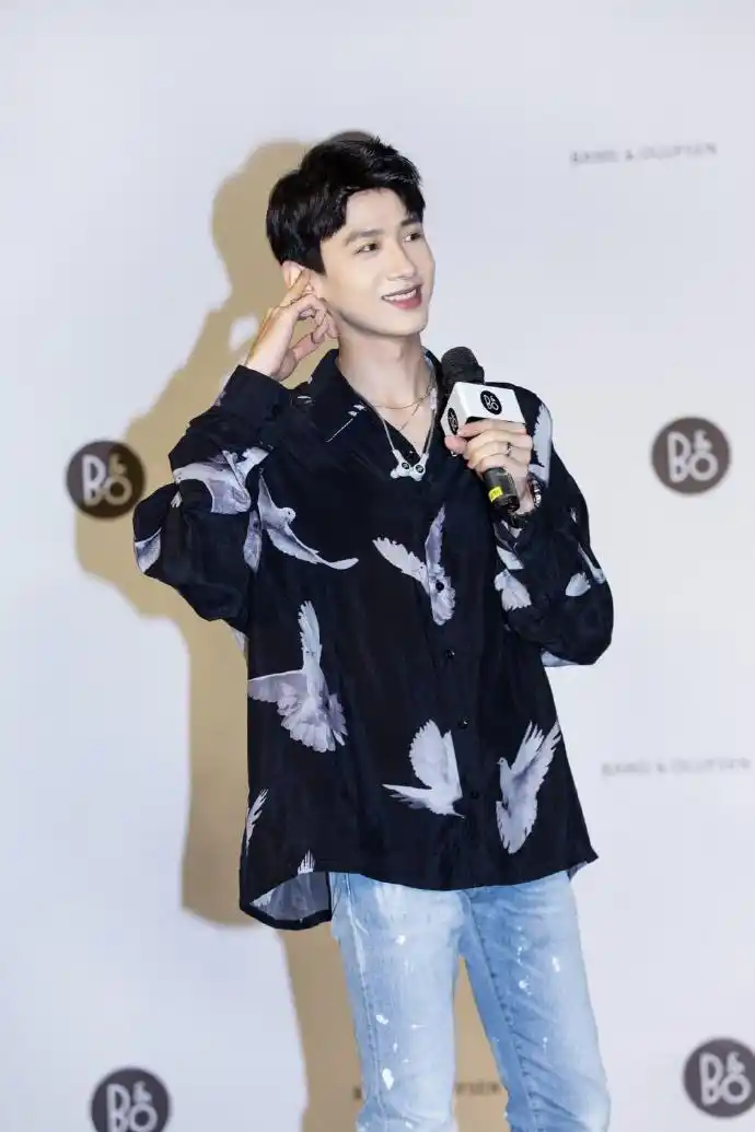 [白敬亭][新闻]180923 白敬亭上海活动官方高清图放出 宠粉爱豆又把