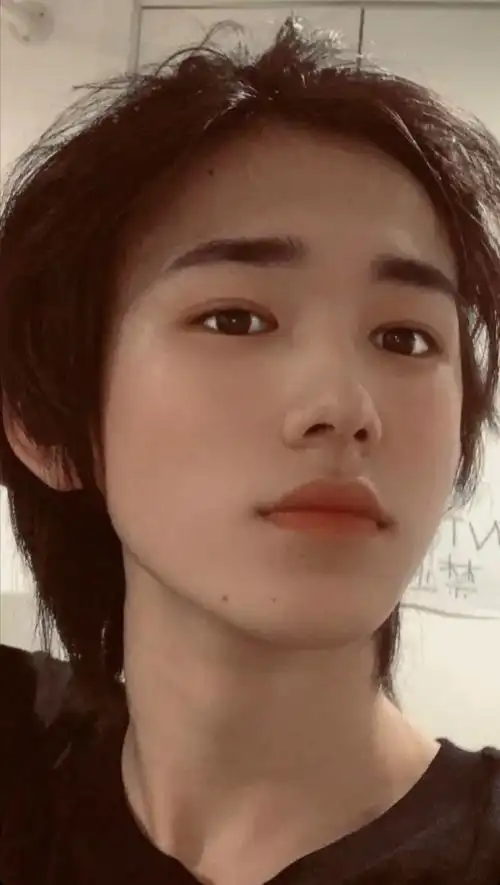 宋亚轩的怼脸瞬间 照片无水印