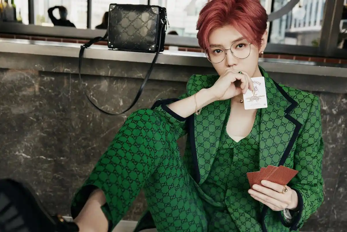 gucci品牌代言人鹿晗亮相活动现场,复古摩登,矜贵帅气