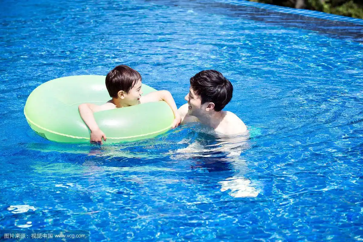 一家人在游泳池玩得很开心