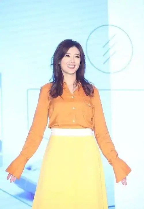 文章图片今天久未露面的苏慧伦现身她的新专辑《面面》的发布会现场