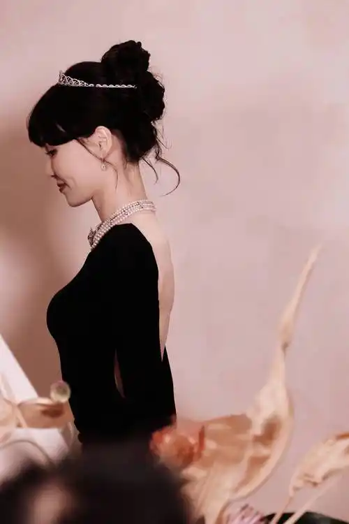 唐嫣真赫本公主惊艳全场,一袭黑色露背礼裙太美了吧!_礼服_造型_舞台