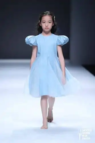 小模特们身穿白色纱裙,周身洋溢着活泼灵动的气息,赤脚踏上t台,眼角