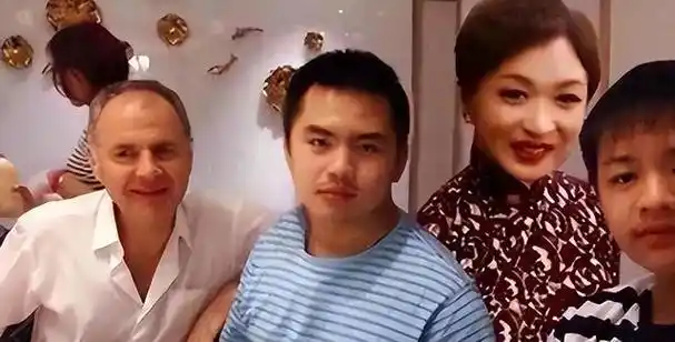 大儿子嘟嘟快要上学的时候,金星去给嘟嘟办户口,但却被告知,因为她的