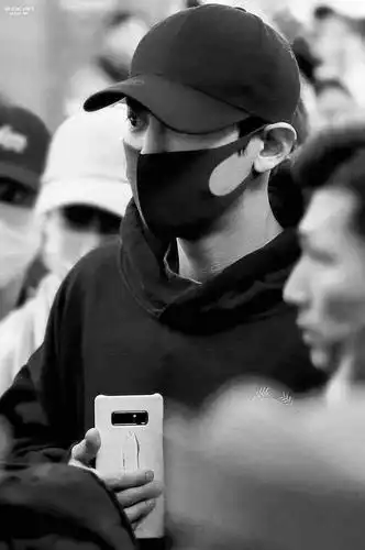 朴灿烈低调现身仁川机场,黑衣黑裤的朴火山气质满分