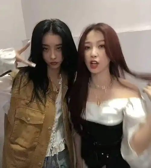 虞书欣赵小棠"抢"c位,当虞书欣跨到镜头时,不愧是门面担当