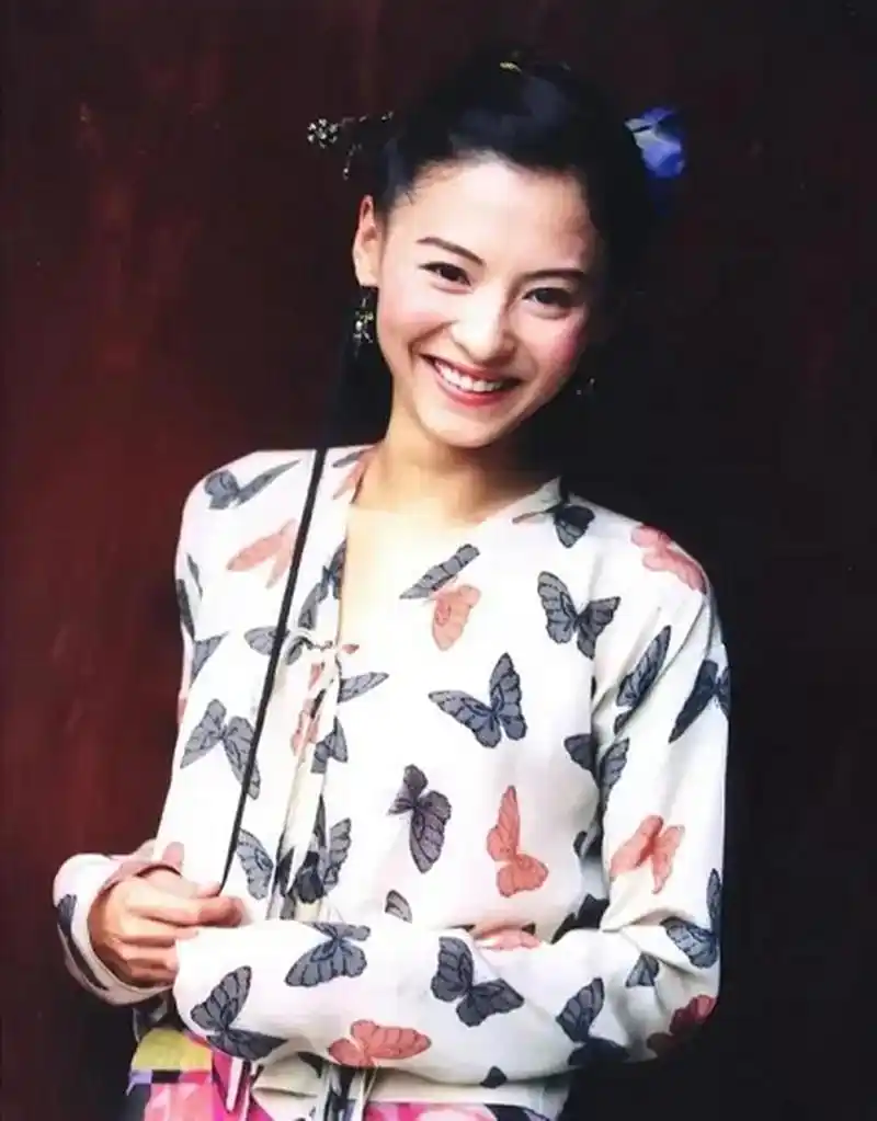 2002年《河东狮吼》中的张柏芝,22岁的张柏芝无可抵挡,凭借《喜剧之王