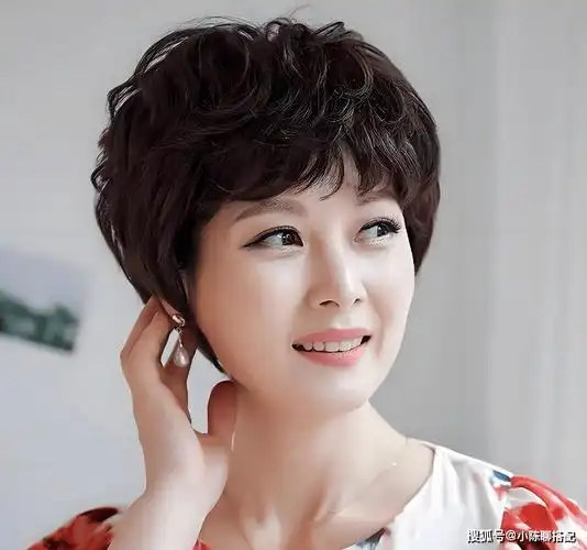 女人到了50岁,尽量避开4种"假洋气,真显老"发型,太影响气质_女性_脸部