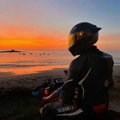 青年男生头像成熟稳重帅气头像图片机车帽头像男头盔头像男高清