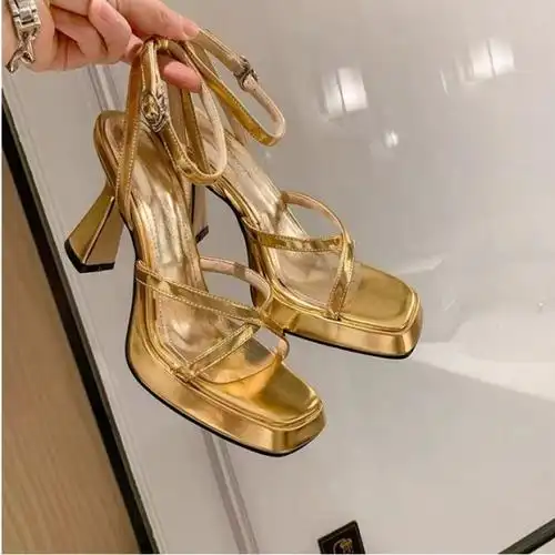 金色漏趾凉鞋女新款久站不累脚工作鞋一字扣带外穿粗跟高跟鞋