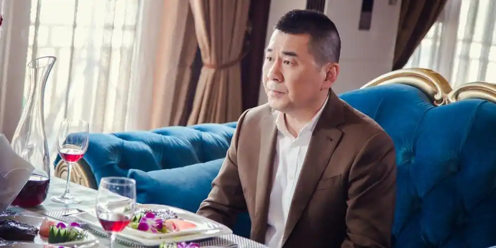 陈建斌演绎亿万富豪隐身追爱