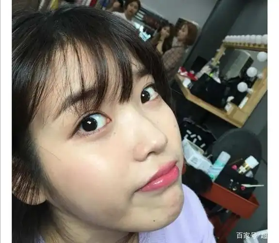 第八张怼脸照是一张素颜照,可以看到iu的皮肤状态还是很好的,脸上也没