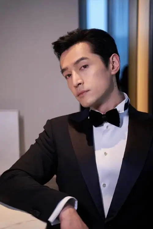 盛典##胡歌突破表演剧星##胡歌为谭卓打c伪装者胡歌胡歌西装高清图片