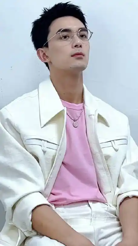 啧啧啧!帅的嘞! #吴磊戴眼镜# l最爱的是龙马的微博视频 67