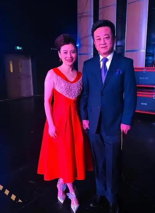 骗了我们30年原来她才是朱军娇妻气质不输董卿老熟人了