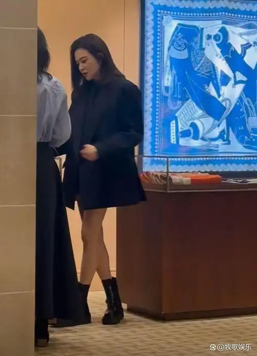 明星巴黎逛街被偶遇,61岁关之琳状态获赞,杨幂帮爸爸买秋裤