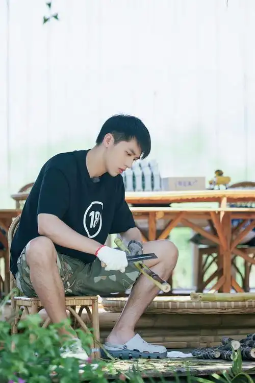 在《向往的生活》下期预告中,许魏洲和彭昱畅,任嘉伦