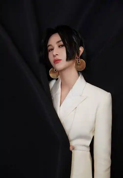 尚雯婕近照,造型奇特,她居然打算四十岁才结婚,事业心很重_聂心远