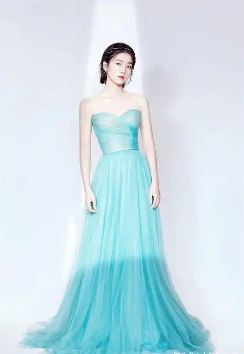 张雪迎22岁就有"宠儿身材",清纯中带着妩媚,穿丝带裙凹凸有致_连衣裙