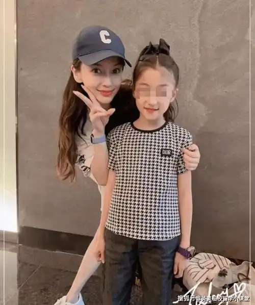 开学季,angelababy送儿子上学,读的是上中国际小学部!