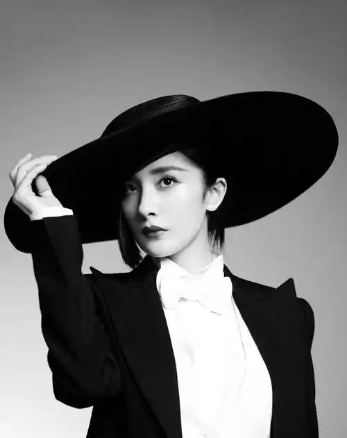 一身黑色西装冷艳霸气_杨幂_杂志_面的