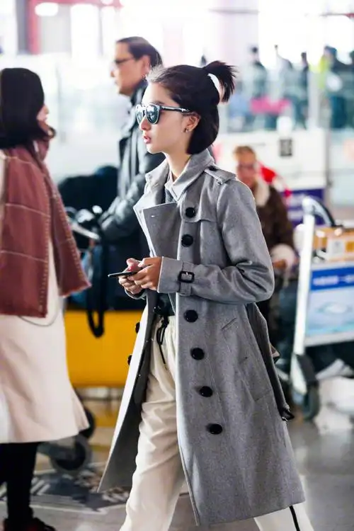 周冬雨时尚炫酷机场街拍图片