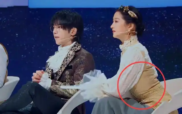 关晓彤全程收腹坐,放松后,看清真实肚型,我没看错吧?