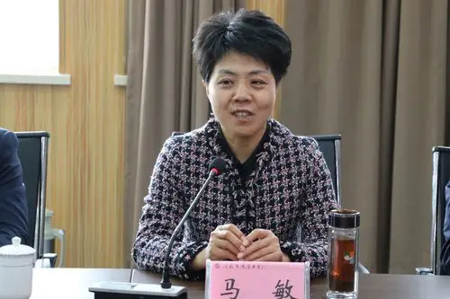 4月17日上午,宜兴市教育系统相关领导一行62人在马敏局长带领下,到