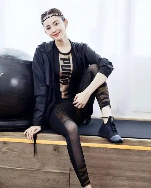 "拼接式"的黑色丝袜搭配小外套,古力娜扎的瑜伽风采_气质_一身_魅力