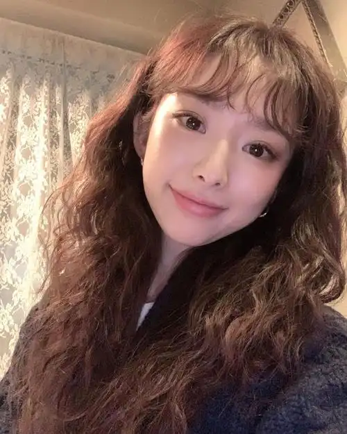 韩国老师在广州这款麦穗卷弯曲弧度比较流畅自然,相比较大卷烫发来说