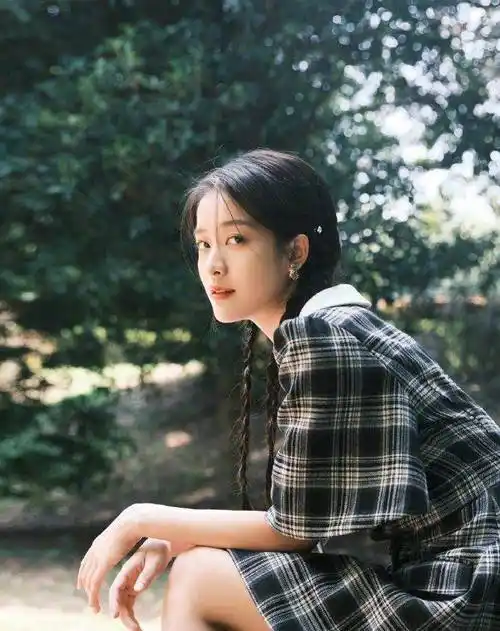 张雪迎黑色格纹裙搭配双麻花辫,变身森系氧气美少女,沁人心脾_气质