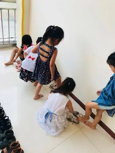 其它 体育活动——《光脚旅行》 写美篇穿好鞋子准备整理玩具