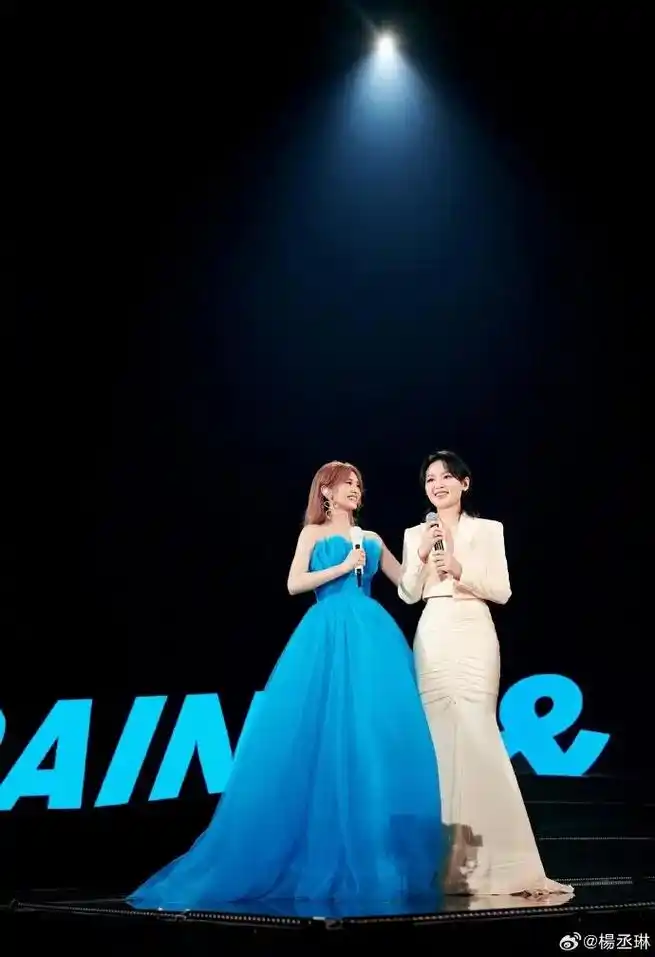 周笔畅惊喜现身杨丞琳演唱会,两人台上亲吻拥抱,姐妹情超赞.# - 抖音