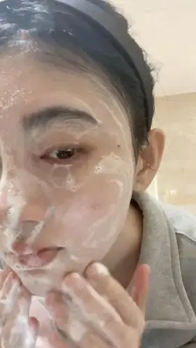 鞠婧祎晒洗脸过程,看到她素颜的真实样子,再也不敢说她伪素颜了