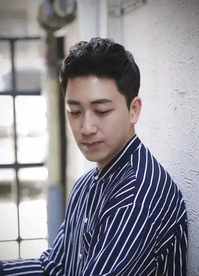 职业范的一款男生短烫发造型,对于职场男性来说发型也要成熟稳重一些