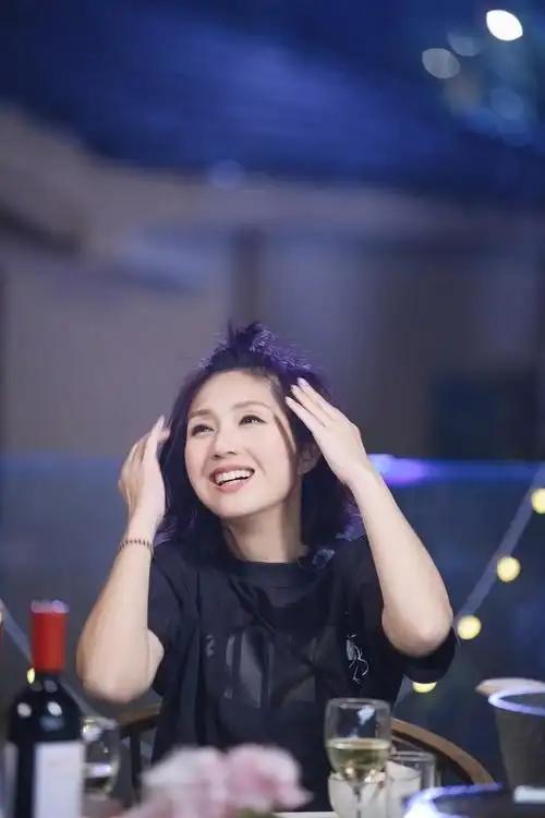 杨千嬅身穿红色廓形西装飒爽利落而短袖配休闲长裤更显年轻