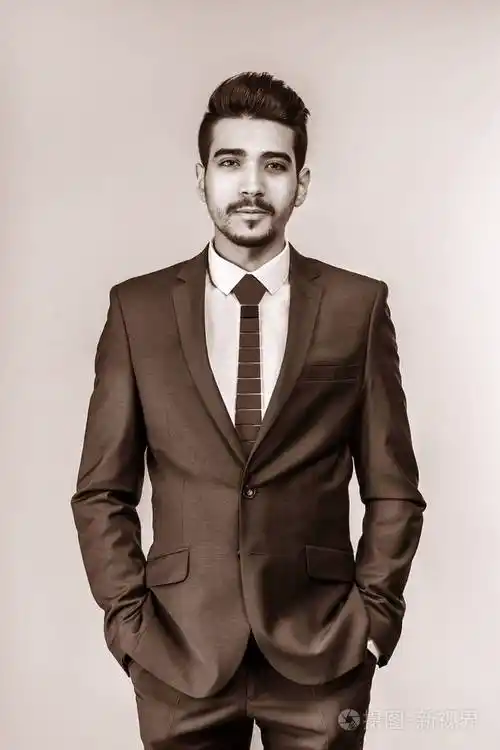 穿西装的年轻帅哥划
