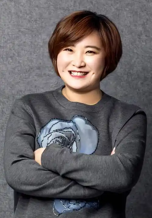 贾玲身材暴瘦都有腰线了!