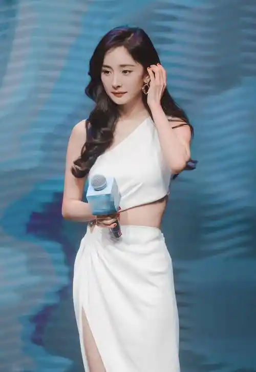 杨幂最新活动造型,穿白色露腰时尚裙,美成漫画女神_身材_高跟鞋_魅力