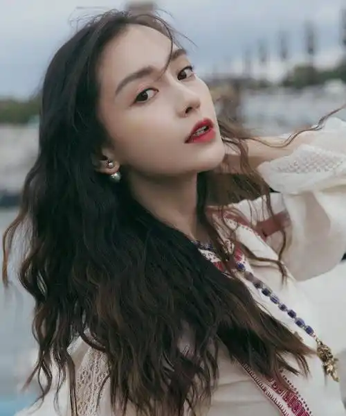 angelababy年轻旧照微博疯传,婴儿肥仍获网友大赞:好美好仙!